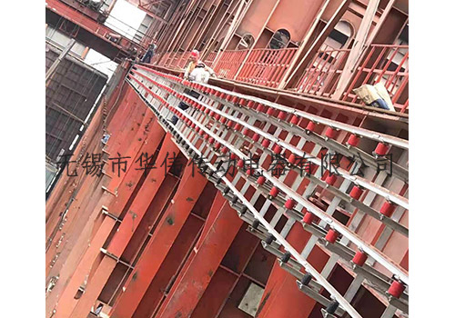 鋼體滑觸線(xiàn)的結(jié)構(gòu)使得它能夠耐受高溫高電壓強(qiáng)腐蝕多粉塵等惡劣環(huán)境